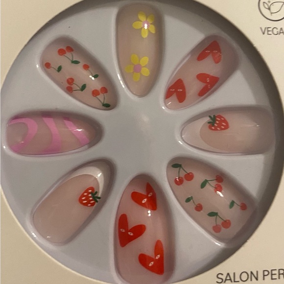 Pretty Woman Faux Nails Set - Picture 2 of 3